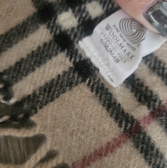 Authentic Burberry 100% wool scarf - Picture 6 of 10